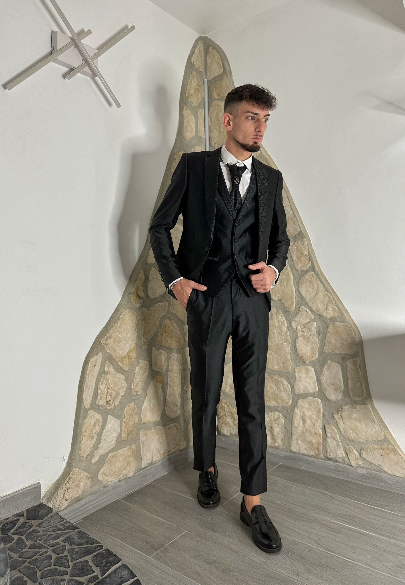 Abito sartoriale  monopetto tre pezzi nero con rever damascato